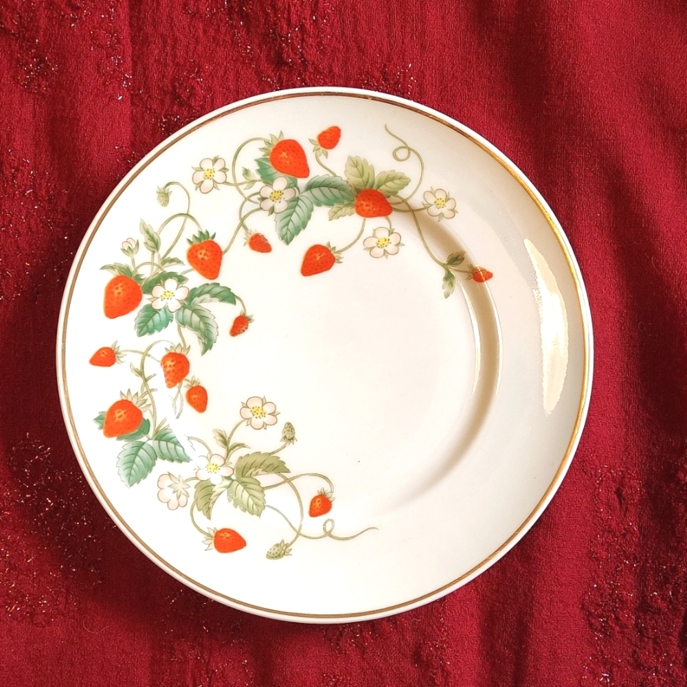 🍓VTG 1978 Avon 22K Gold trim Strawberry Plate